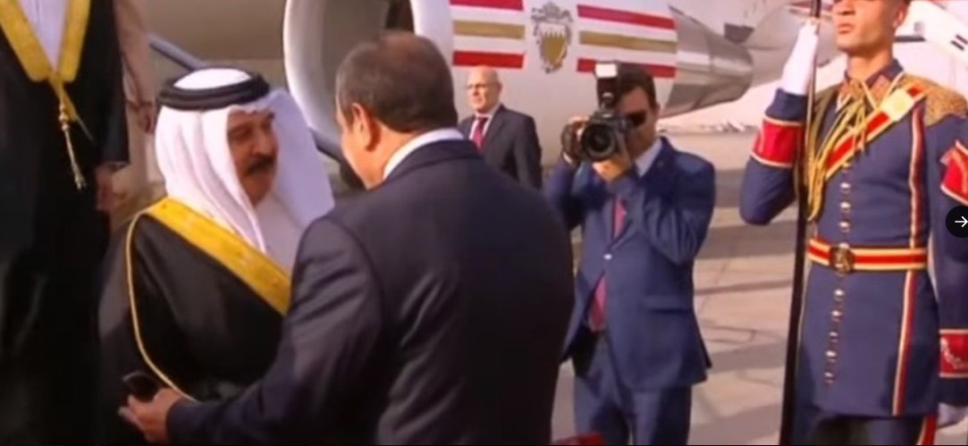 mm2710922's tweet photo. 🚨🚨🚨 عاجل 

فخامة الرئيس عبدالفتاح السيسي يستقبل ملك
مملكة البحرين الشقيقة بمطار العلمين 🇪🇬🇧🇭
- https://t.co/1ciA2C1SMP