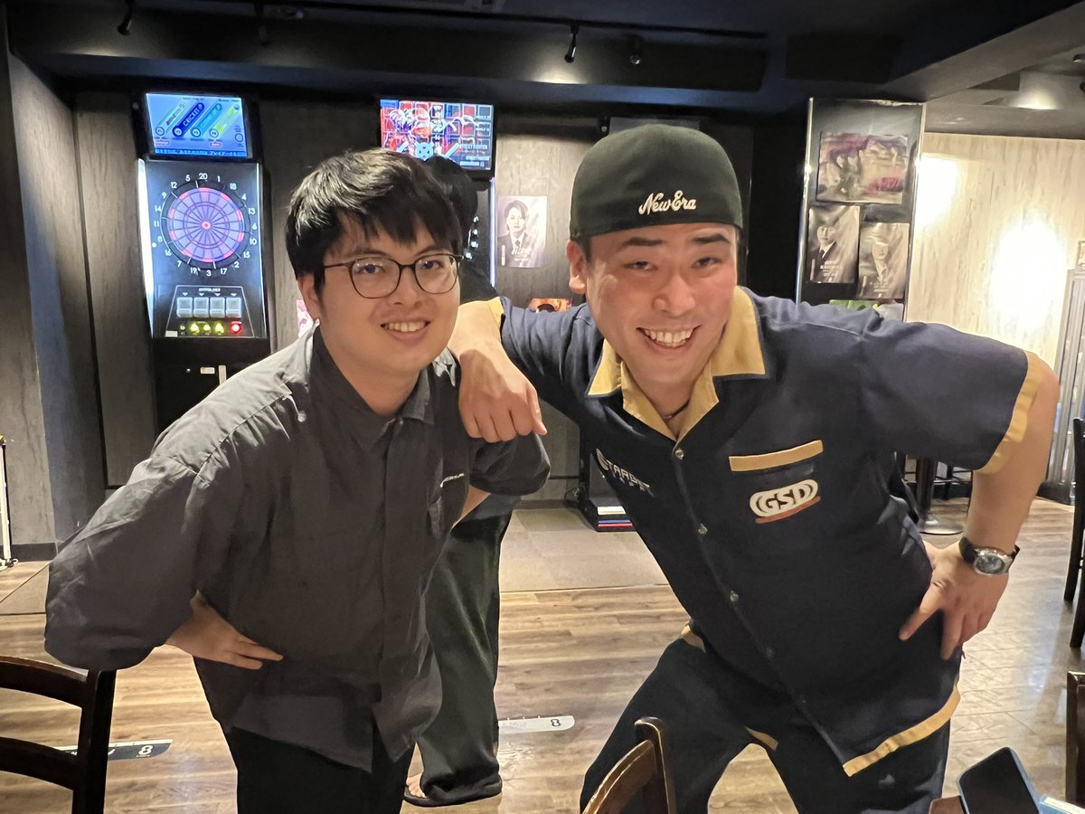 K3_simple's tweet photo. 今日はがっちゃんのプレイヤーデイとりよみんスタッフデイにお邪魔しました

通訳とダーツ両方頑張ったので、お二人のサインをもらった！　うれしい

���と一応cowcowポーズのつもりで写真撮らせていただいた
腕曲がりすぎのあたりまえダーツ https://t.co/MhRtTq4KyA