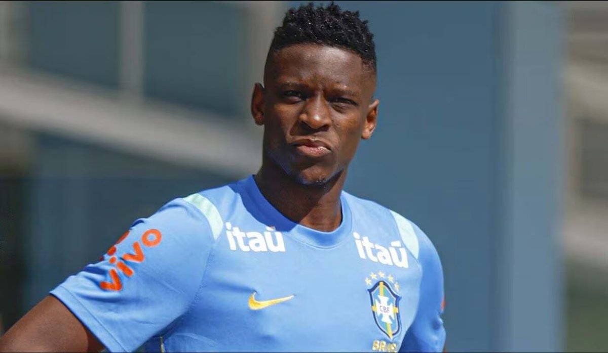 simpraisa's tweet photo. Sem esperar mais por uma resposta de Thiago Almada, o Flamengo intensificou as tratativas por Luiz Henrique. O Rubro-Negro conversa com o Zenit e deve formalizar uma proposta ao clube russo entre hoje e amanhã. 

Internamente, o entendimento da diretoria do Flamengo é que se for para investir mais, vale mais a pena colocar a carga no Luiz Henrique do que esticar mais a corda pelo Almada. 

A oferta pelo Almada segue na mesma, mas o Flamengo agora vai tentar firme a contratação de Luiz Henrique. 

📸 CBF / Divulgação