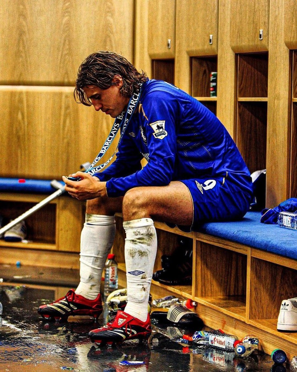 FTBLsection's tweet photo. 🔙 One of football's most iconic dressing room photos.

After Chelsea sealed the 2005 Premier League title, Hernán Crespo sat alone in the dressing room at Stamford Bridge, still wearing his boots, quietly staring at his winner's medal.

Just two years earlier, Crespo had admitted he came close to walking away from football following AC Milan's heartbreaking collapse against Liverpool in the 2005 Champions League final.

Sometimes, the loudest moments in football come in complete silence.

What a picture. 🖼️💙
