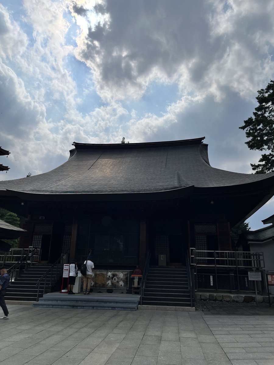 ktmimiko's tweet photo. 高幡不動尊に行かせて頂きました。

①ゆっくりと散策していると、長髪のドレッドヘアの外国の方が1人で前から歩いて来られたのですが、すれ違いに『こんにちは』と小さく会釈をしてくださったのです。
日本語？会釈？男性？にびっくりしてしまい、こ、こ、こんにちは。と小さい声で返してしまった。 https://t.co/kpQdFlTxIZ