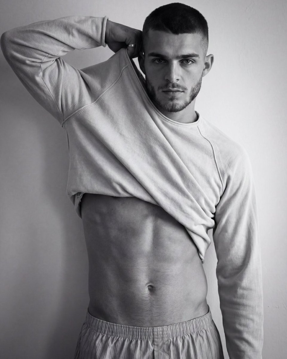 itsmaxdan's tweet photo. sweater weather, but make it optional ☁️
#mensaesthetic #gaystyle https://t.co/W4LPl0CvfD