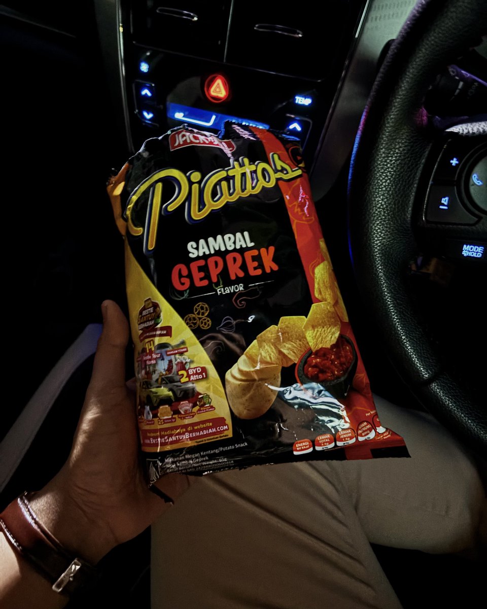 saminthecar's tweet photo. belom mau pulang tapi udah cape nyetir jadi parkir dan bengong saja, masih dg piatos geprek yang mecinnya kenceng ini https://t.co/j3yLxvtZjP