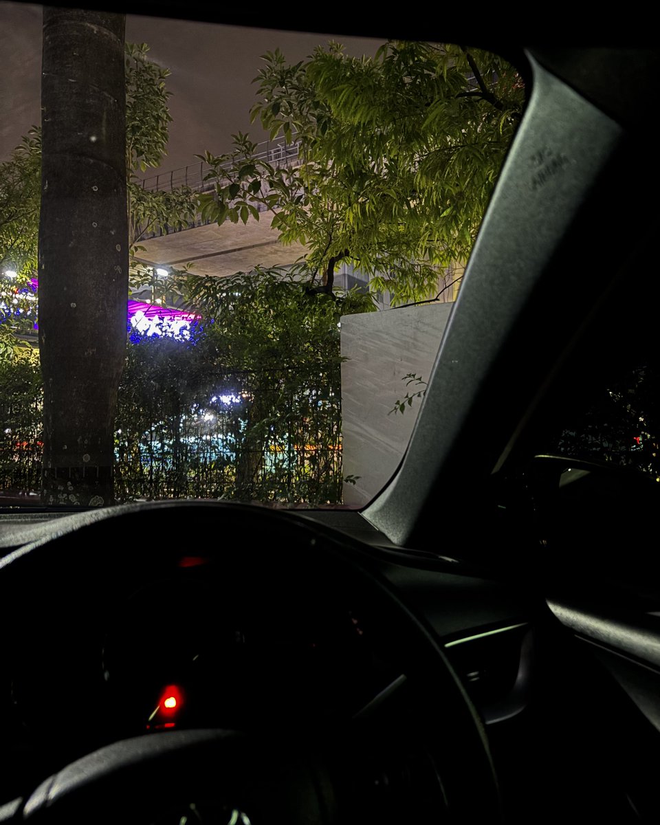 saminthecar's tweet photo. belom mau pulang tapi udah cape nyetir jadi parkir dan bengong saja, masih dg piatos geprek yang mecinnya kenceng ini https://t.co/j3yLxvtZjP