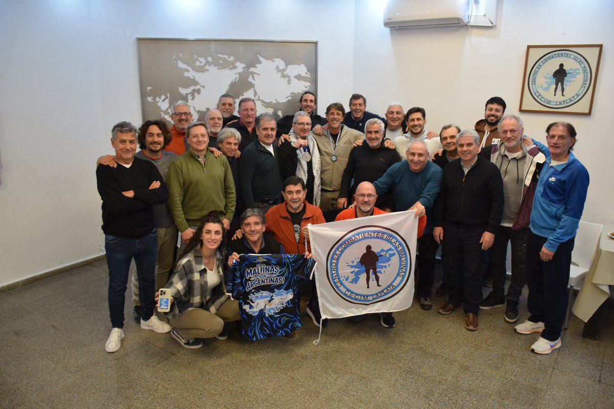 cecimlaplata's tweet photo. Recibimos la visita de los Profes de la Selección que venció a Inglaterra en el Mundial, Luis Martín y Juan Tamone 
Generosamente nos trajeron la medalla y compartimos una noche inolvidable.

El que no salta es un inglés... https://t.co/Y0VdtSxpBy