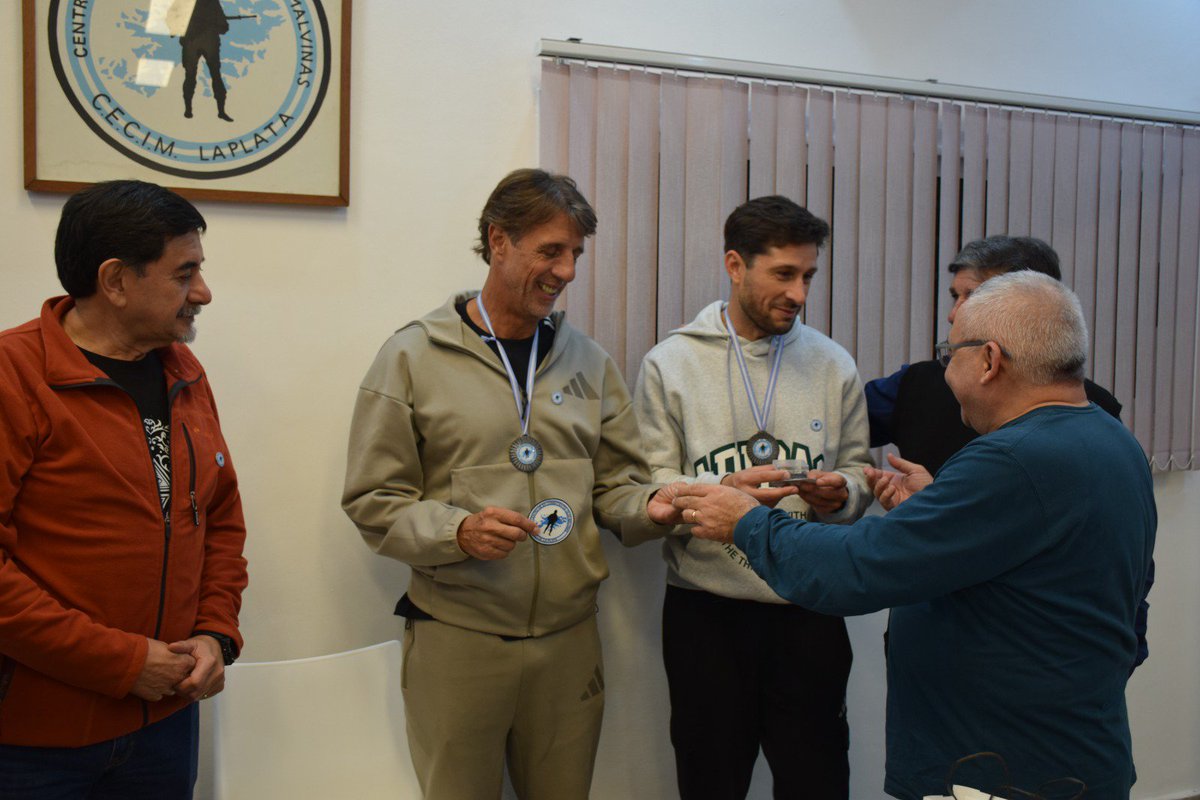 cecimlaplata's tweet photo. Recibimos la visita de los Profes de la Selección que venció a Inglaterra en el Mundial, Luis Martín y Juan Tamone 
Generosamente nos trajeron la medalla y compartimos una noche inolvidable.

El que no salta es un inglés... https://t.co/Y0VdtSxpBy