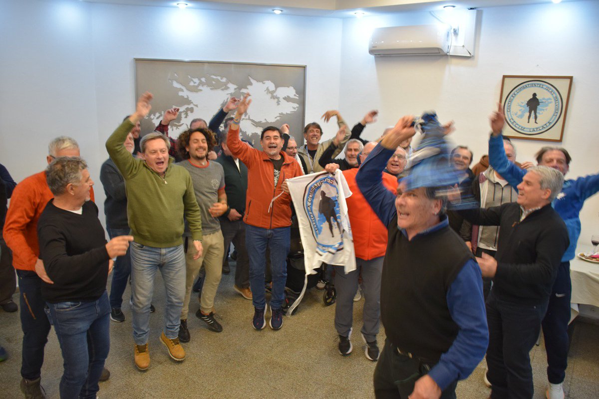 cecimlaplata's tweet photo. Recibimos la visita de los Profes de la Selección que venció a Inglaterra en el Mundial, Luis Martín y Juan Tamone 
Generosamente nos trajeron la medalla y compartimos una noche inolvidable.

El que no salta es un inglés... https://t.co/Y0VdtSxpBy