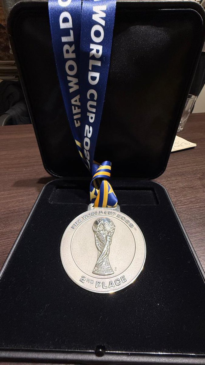 cecimlaplata's tweet photo. Recibimos la visita de los Profes de la Selección que venció a Inglaterra en el Mundial, Luis Martín y Juan Tamone 
Generosamente nos trajeron la medalla y compartimos una noche inolvidable.

El que no salta es un inglés... https://t.co/Y0VdtSxpBy