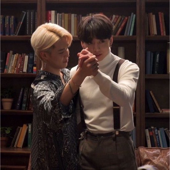 jkkmdiary's tweet photo. #jikookau | After You 

Jungkook amava Juwon e vivia dedicando músicas e tirando fotos do noivo, até que um acidente durante uma viagem o tirou de sua vida.

Meses depois, de volta à cidade natal, ele conhece Jimin, um barista da cafeteria idêntico a Juwon.

Mas Jimin não é ele. https://t.co/Ps9uSPmLeR