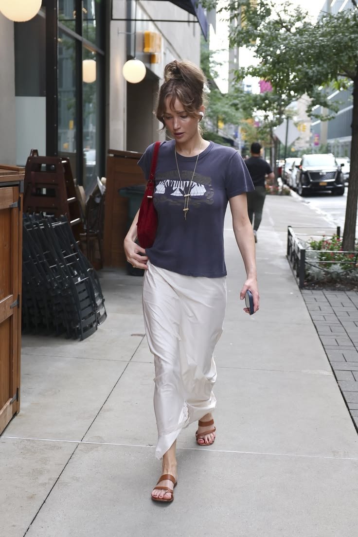 actress_clickss's tweet photo. Jennifer Lawrence turning New York City into her runway. ✨🖤 https://t.co/gLu0Ey3LZA