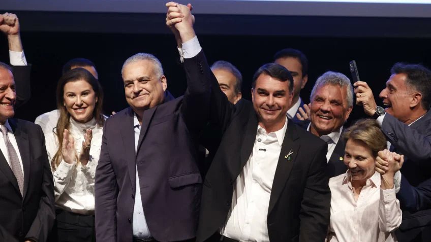 ProfessorBellei's tweet photo. É preciso ser de uma estupidez comovente para supor que a escolha de Alfredo Gaspar tenha escapado ao olhar de Bolsonaro pai, que o dedo de Jair não tenha ali se posado com a naturalidade de quem dispõe das coisas. Claro que se posou. Gostemos ou não - e o gosto, neste caso, pouco importa -, Alfredo é Flávio. Alfredo é Jair.

Aperte 22 e confirme.