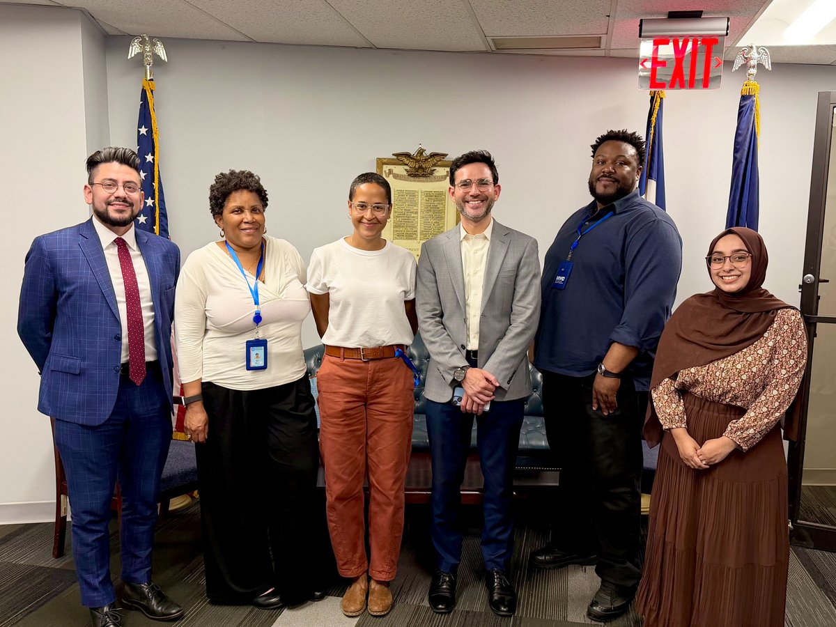 helloDCWP's tweet photo. ☀️ The Commissioner’s wing is looking bright!

💙 We are grateful to our Executive Team for always keeping the trains moving at DCWP, empowering our entire agency to serve New Yorkers at the highest level. https://t.co/r4HixpsfQe