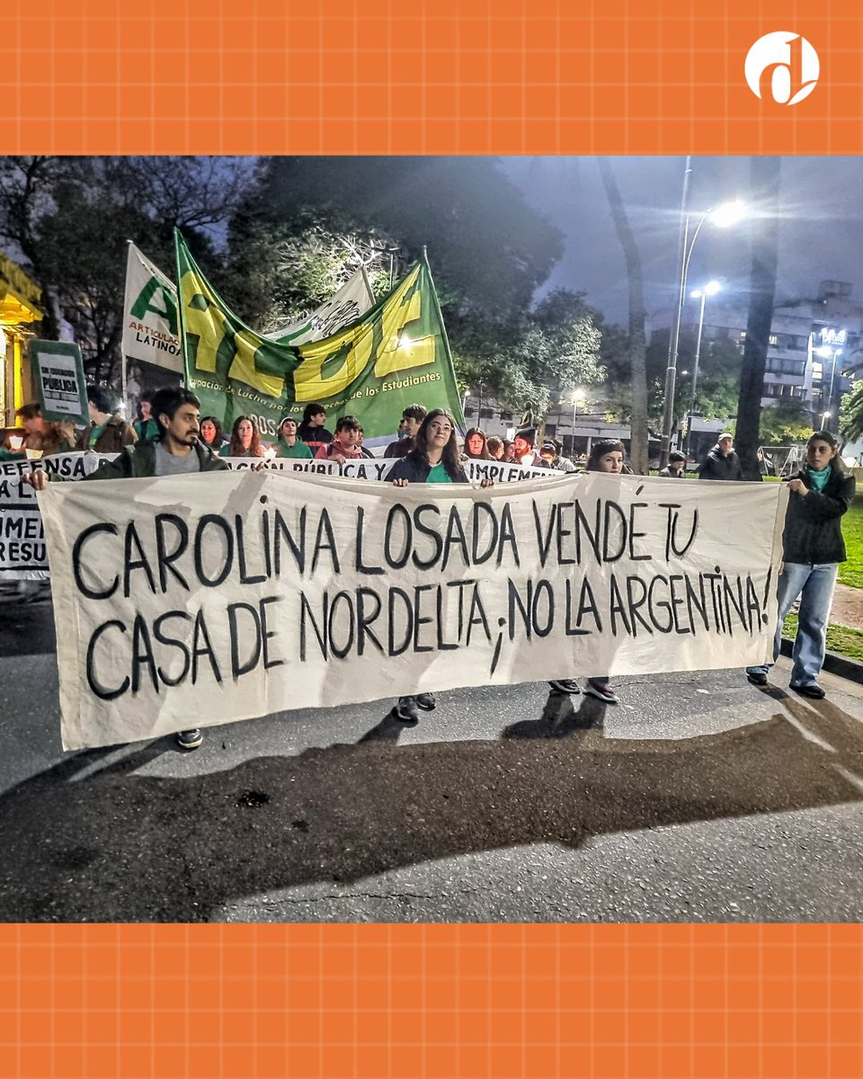 eldestapeweb's tweet photo. "Vende tu casa de Nordelta, ¡No la Argentina!" ✍️

La frase de una bandera contra la senadora Carolina Losada en una marcha en Rosario en la previa de la sesión en el Congreso por la extranjerización de tierras.