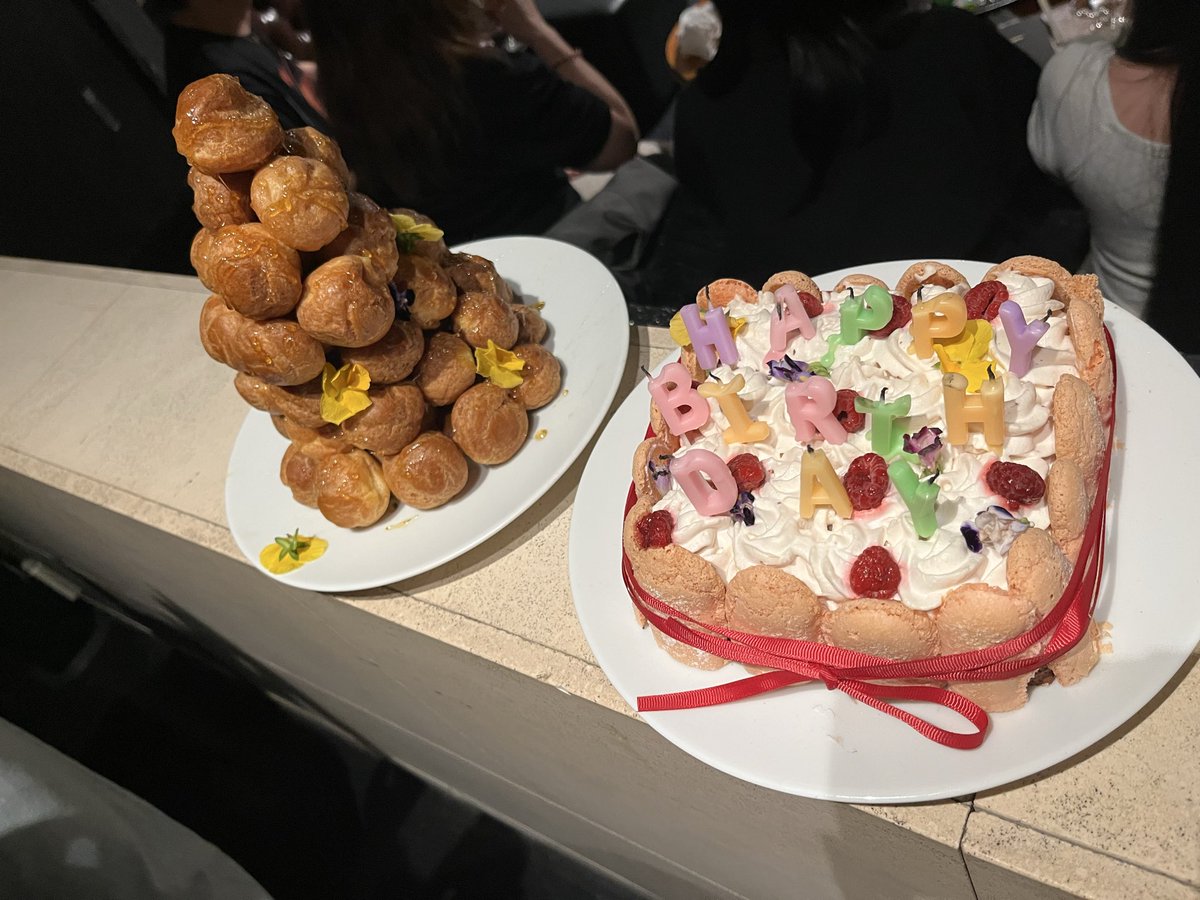akilinu's tweet photo. 西麻布の会員制BARで開かれた知り合いの不思議な誕生日パーティー。。こういうのほど実は超健全で平和🤓！ https://t.co/bAlLhADSoP
