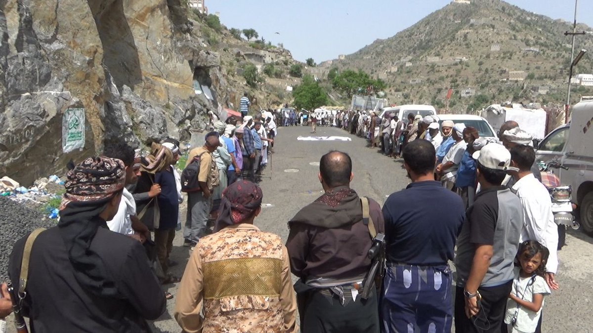 Taizgio11's tweet photo. أبناء حيفان بتعز يعلنون النفير العام والجهوزية لإنهاء العدوان وكسر الحصار 

💢 مكتـب الإعــلام م/تعـــز

الأربعاء، 22 صفر 1448هـ
الموافق، 05 أغسطس 2026م

احتشد أبناء مديرية حيفان بمحافظة تعز، اليوم، في قفة قبلية حاشدة إعلانًا للنفير العام والتعبئة الشاملة، والجهوزية العالية لإنهاء العدوان وكسر الحصار، وتأييدًا ومباركةً لخيارات القوات المسلحة في فرض معادلة "الحصار بالحصار.. والتصعيد بالتصعيد". 

ورفع المشاركون في الوقفة التي حضرها مدير المديرية عمر عوهج، ومسؤول التعبئة أرحب العريقي، وشيخ مشايخ حيفان عبدالغفور الأغبري، ورئيس التلاحم القبلي بالمديرية عبد الناصر العبسي، وقيادات عسكرية وأمنية وتعبوية وشخصيات اجتماعية وتربوية ووجهاء وأعيان المديرية، لافتات وشعارات مؤيدة لخيارات مواجهة الحصار، ومنددة بجرائم النظام السعودي وسياساته العدائية في المنطقة. 

وأكدوا تضامنهم الكامل مع العراق وفلسطين ولبنان والجمهورية الإسلامية في إيران، معتبرين الاعتداءات التي تستهدف شعوب الأمة جزءًا من مخطط أمريكي، صهيوني يستهدف أمنها واستقرارها ومقدراتها. 

وأشار أبناء حيفان إلى أن استمرار الحصار على الشعب اليمني والعدوان على شعوب المنطقة يُجسّد نهجًا عدوانيًا يخدم المشاريع الاستعمارية الصهيونية، مشيدين بالقرارات الإستراتيجية الصادرة عن القيادة والقوات المسلحة المتضمنة فرض حصار بحري على العدو ردًا بالمثل، حتى رفع الحصار الجائر واستعادة كافة الحقوق المشروعة للشعب اليمني. 

وجدّد المحتشدون، تفويضهم المطلق لقائد الثورة، السيد عبدالملك بدر الدين الحوثي، وتأييدهم الكامل للقرارات والإجراءات الرادعة الكفيلة بكسر الحصار وإنهاء العدوان وطرد الاحتلال من كامل التراب اليمني. 

وأكد بيان صادر عن الوقفة، "جهوزية واستنفار .. لإيقاف العدوان والحصار"، التمسك الإيماني والوطني بخيار الحرية والاستقلال، والرفض القاطع للالتفاف من قبل العدو السعودي وأذرع الصهيونية العالمية ومشاريعهم التي يحاولون فرضها على الشعب اليمني. 

وأعلن النفير العام والتعبئة في مختلف المجالات، داعيًا أبناء المديرية والمحافظة إلى الالتحاق بدورات التعبئة "طوفان الأقصى" بمستوياتها المختلفة. 

وشدّد البيان على أهمية الحفاظ على تماسك الجبهة الداخلية والوقوف بحزم ضد كل من يسعى إلى المساس خدمة للأعداء، مؤكدًا على الموقف المبدئي والشجاع قبليًا وشعبيًا بالبراءة من كل من يثبت تورطه في التخابر أو العمل لصالح الأعداء. 

وجدّد بيان وقفة أبناء حيفان، الثبات على المواقف المبدئية تجاه قضايا الأمة المركزية، وفي مقدمتها قضية فلسطين ونصرة المسجد الأقصى، مؤكدًا الالتزام بمعادلة "وحدة الساحات" مع محور الجهاد والمقاومة في فلسطين ولبنان والعراق وإيران، والوقوف بالمرصاد لإسقاط مشروع العدو الصهيوني المسمى "إسرائيل الكبرى". 

شارك في الوقفة شخصيات اجتماعية وتربوية.

🔵 تويتر :

https://t.co/41YIE4P2nh

🟦 تليجرام :

https://t.co/B7v4P94m5O

https://t.co/Fw7pJTAV7D