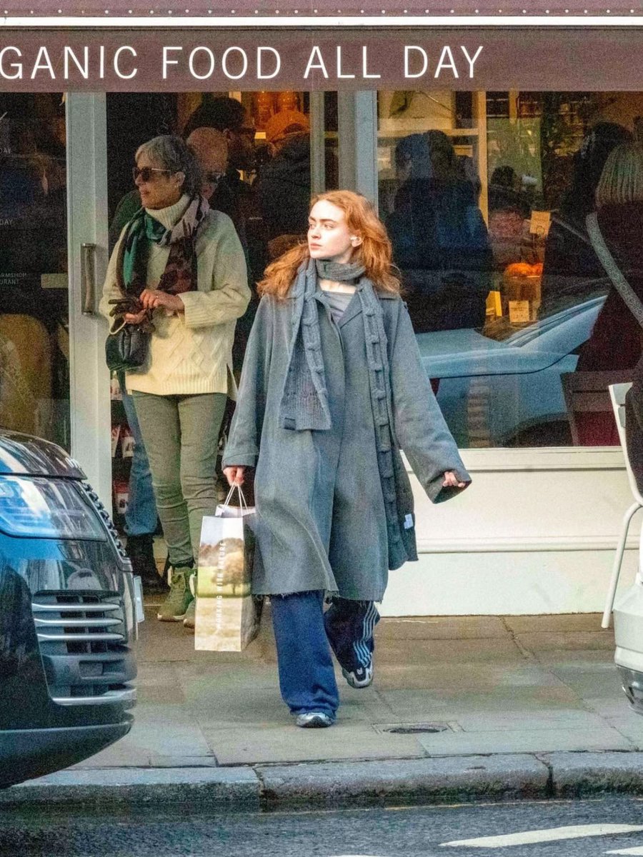 actress_clickss's tweet photo. Sadie Sink's casual outfit is everything. ❤️✨ https://t.co/OB94addfne