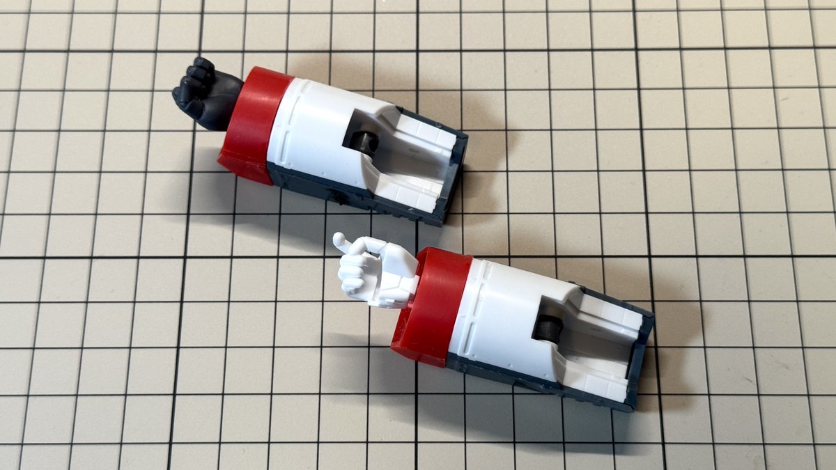 LunaWorksss's tweet photo. ハセガワの「VF-1J アーマード・バルキリー」を作るとき、装甲を装着した後の手のひらが異常に平たくて小さく感じるのは、多くのモデラーが共感するポイントだと思います。
今回、ブリックワークスの丸みを帯びた拳（ハンドパーツ）改造パーツに交換したところ、プロポーションが自然になり、アニメ設定のような丸みのあるシルエットが見事に再現されました。非常に素晴らしい選択肢（モデファイ）だと思います！