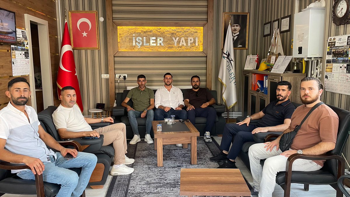edremit_ak's tweet photo. 📍 Ziyaret

Gençlik Kolları Başkanımız Haşim Önen ve yürütme kurulu üyelerimiz ile birlikte, iş insanları Necdet İşler ve Erdal İşler’i ziyaret ederek samimi bir sohbet gerçekleştirdik. https://t.co/ZSeA0ueYnT