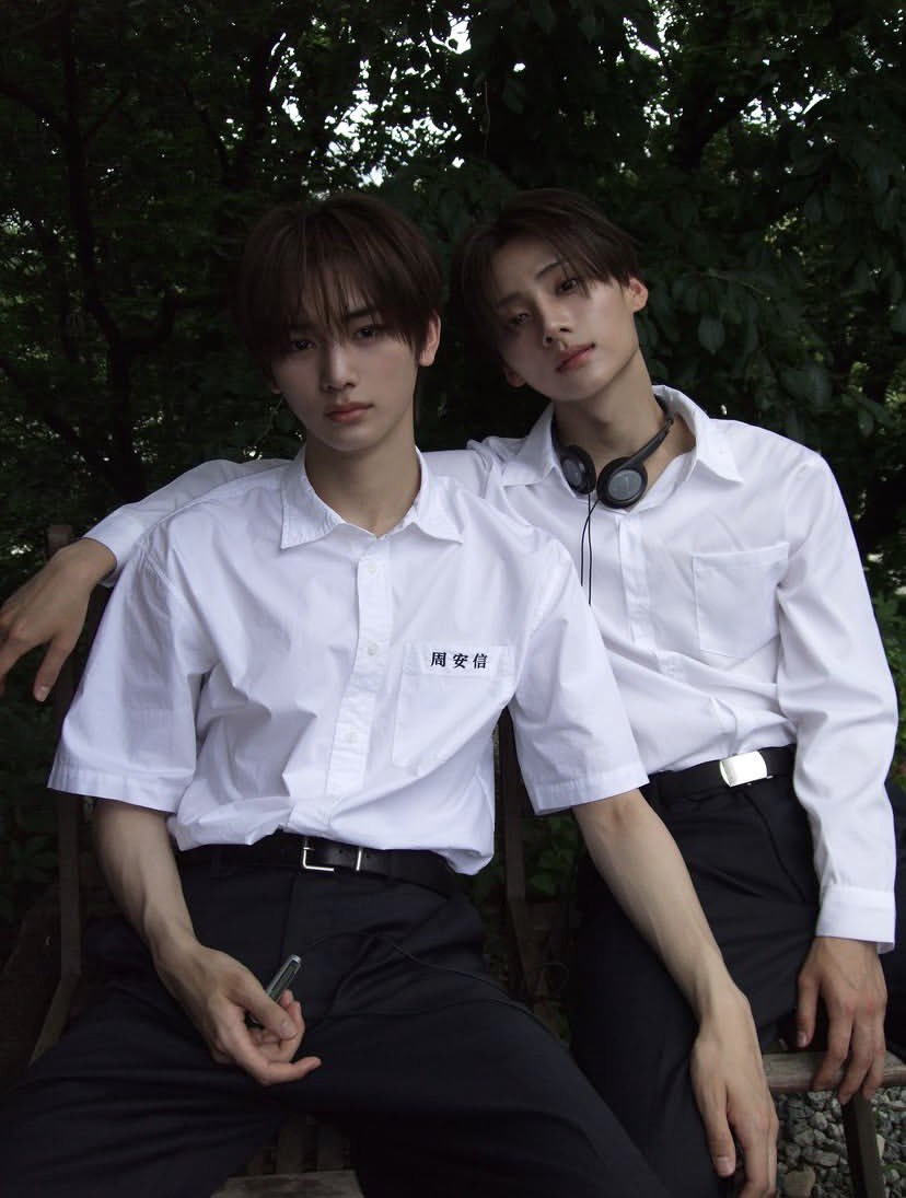 wxw_ec's tweet photo. I can’t be normal…
the ax hand on sw leg
sw hand on ax shoulder
the proximity with a domestic vibe 
their chemistry 🚬🚬🚬🚬🚬 https://t.co/nmBVOHvATE