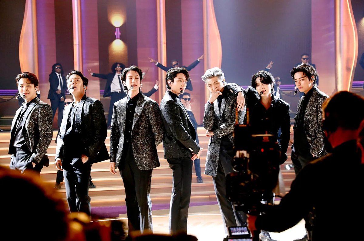 BARMYSTREAM's tweet photo. Tanta foi a repercussão, que um representante do Grammy veio esclarecer que as performances do BTS na premiação foram removidas não em resposta ao posicionamento do grupo, mas sim porque a licença expirou

O problema? Os vídeos permaneceram disponíveis por 4-5 anos, e foram removidos coincidentemente em meio à discussão gerada pela desistência do BTS

#ArtHasNoAliens
