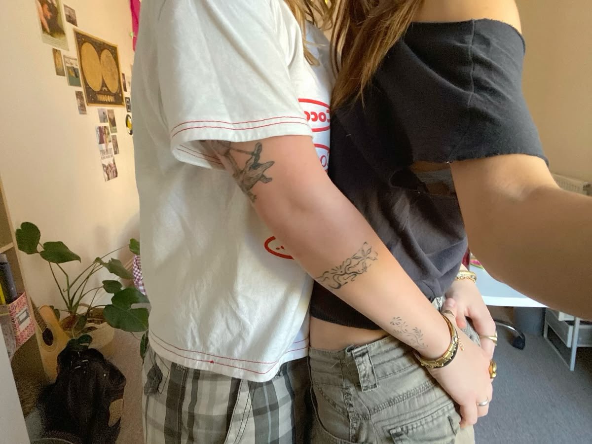 lushkisses3's tweet photo. hold me like this ~ #wlw https://t.co/rPHm4zMygh