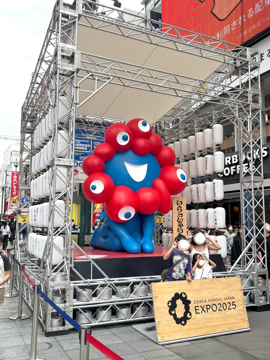 ebisubashi's tweet photo. 今なら、提灯ぶらさげてご機嫌さんな“いらっしゃいミャクミャク様”に会えるで〜！

道頓堀の真ん中で、提灯の灯りに照らされてミャクミャク様が「ほな来てや〜」と待ってはる感じや。

写真撮ったら、ええ雰囲気満点やで。

📅開催情報
• 大阪をめぐるミャクミャクモニュメント
(道頓堀)
• 日程／ 2026年7月6日〜8月31日
• 会場／ 道頓堀 かに道楽本店前
• アクセス／ 大阪市中央区道頓堀1-6

#ミャクミャク #提灯 #道頓堀川万灯祭2026 #戎橋