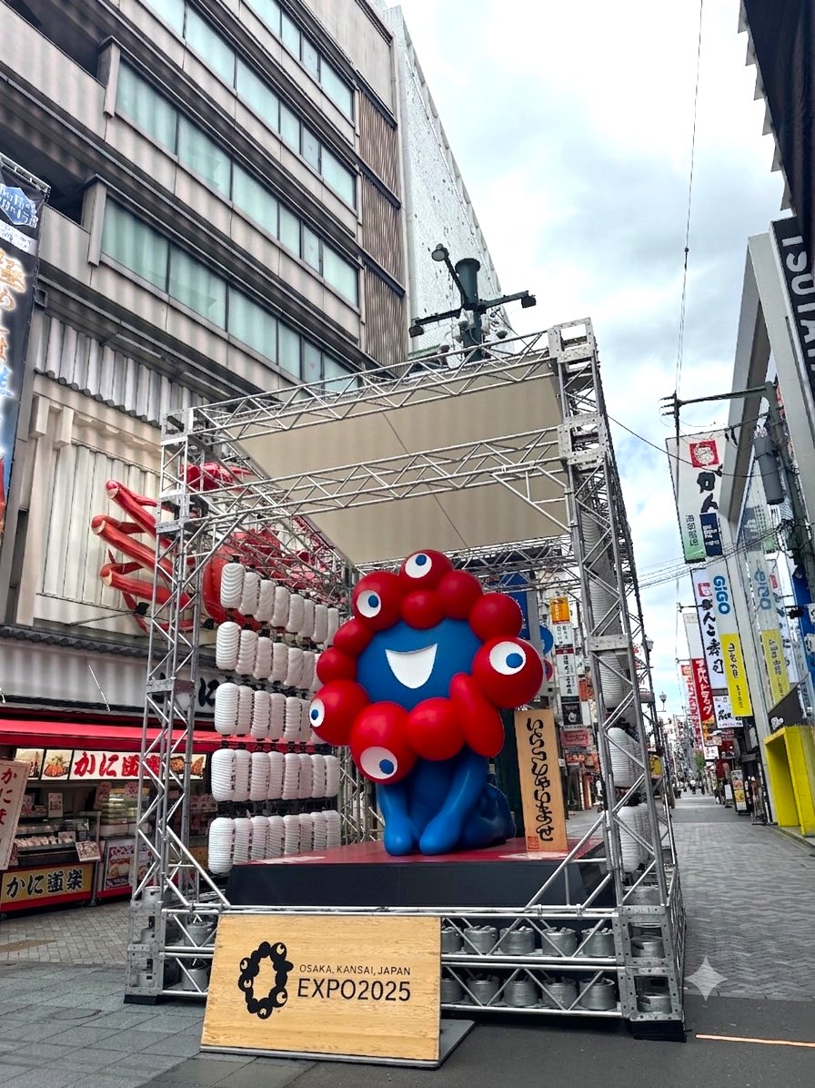 ebisubashi's tweet photo. 今なら、提灯ぶらさげてご機嫌さんな“いらっしゃいミャクミャク様”に会えるで〜！

道頓堀の真ん中で、提灯の灯りに照らされてミャクミャク様が「ほな来てや〜」と待ってはる感じや。

写真撮ったら、ええ雰囲気満点やで。

📅開催情報
• 大阪をめぐるミャクミャクモニュメント
(道頓堀)
• 日程／ 2026年7月6日〜8月31日
• 会場／ 道頓堀 かに道楽本店前
• アクセス／ 大阪市中央区道頓堀1-6

#ミャクミャク #提灯 #道頓堀川万灯祭2026 #戎橋