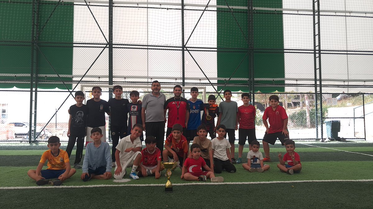 GSB_ZileGM's tweet photo. Sahada mücadele, sonunda dostluk! ⚽🔥

Kur’an kurslarımız arasında gerçekleştirdiğimiz futbol turnuvasında dereceye giren takımlarımızı tebrik ediyoruz! 

🥇 1. Şeyh Ali Camii Kur’an Kursu
🥈 2. Fatih Camii Kur’an Kursu
🥉 3. Zile Gençlik Merkezi

#zilegençlikmerkezi 
#gsbgm https://t.co/wIat70oDdA