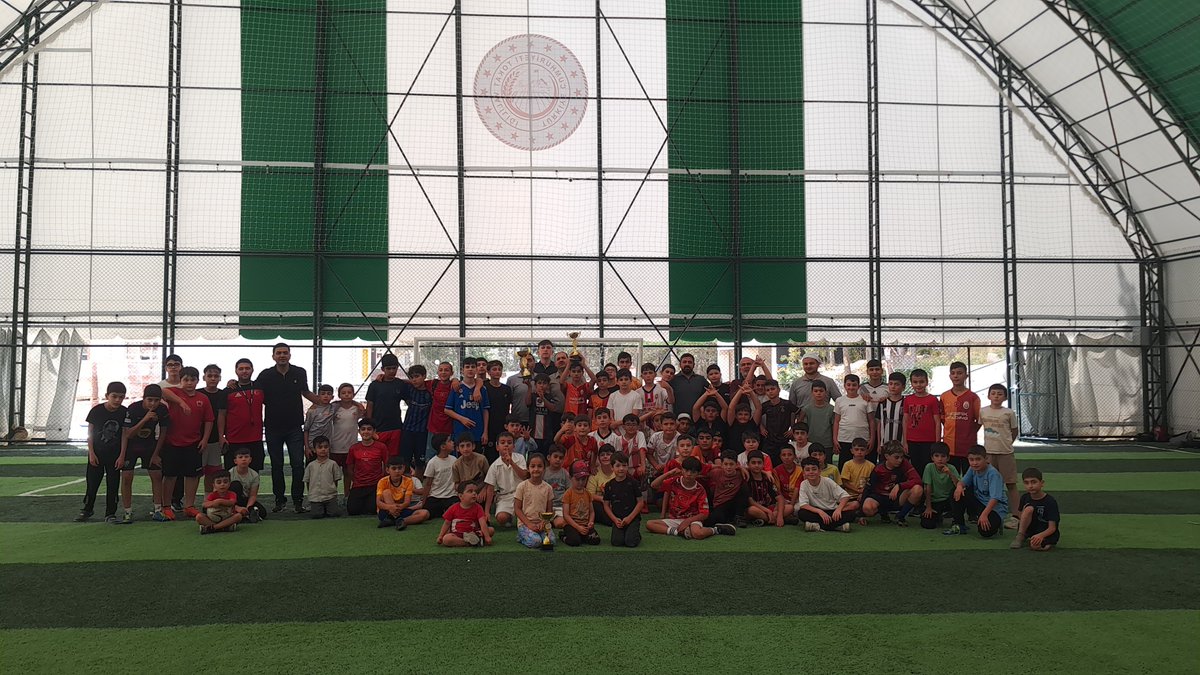 GSB_ZileGM's tweet photo. Sahada mücadele, sonunda dostluk! ⚽🔥

Kur’an kurslarımız arasında gerçekleştirdiğimiz futbol turnuvasında dereceye giren takımlarımızı tebrik ediyoruz! 

🥇 1. Şeyh Ali Camii Kur’an Kursu
🥈 2. Fatih Camii Kur’an Kursu
🥉 3. Zile Gençlik Merkezi

#zilegençlikmerkezi 
#gsbgm https://t.co/wIat70oDdA