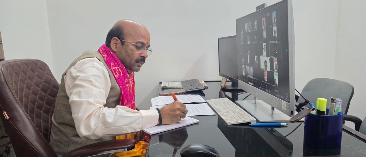 HarishD_BJP's tweet photo. आज अपने प्रभार के प्रदेश असम भाजपा की एक वर्चुअल बैठक माननीय प्रदेश अध्यक्ष श्री दिलीप सैकिया जी की अध्यक्षता में संपन्न हुई। बैठक में आगामी कार्यक्रमों, विशेषकर "हर घर तिरंगा" एवं "तिरंगा यात्रा" अभियान की तैयारियों एवं सफल क्रियान्वयन को लेकर विस्तृत चर्चा हुई।

बैठक में प्रमुख रूप से प्रदेश महामंत्री (संगठन) आदरणीय श्री रविंद्र राजू जी सहित राज्य पदाधिकारी, सभी प्रदेश मोर्चों के अध्यक्ष, माननीय सांसदगण, मंत्रीगण एवं विधायकगण, जिला अध्यक्ष, जिला प्रभारी एवं सह-प्रभारी तथा तिरंगा यात्रा हेतु गठित तीन सदस्यीय जिला टीमें उपस्थित रहीं।

बैठक में सभी पदाधिकारियों एवं कार्यकर्ताओं से अभियान को जन-जन का उत्सव बनाते हुए अधिकतम जनभागीदारी सुनिश्चित करने तथा प्रत्येक मंडल एवं जिले में भव्य तिरंगा यात्रा एवं हर घर तिरंगा अभियान को सफल बनाने का आह्वान किया गया।@blsanthosh
