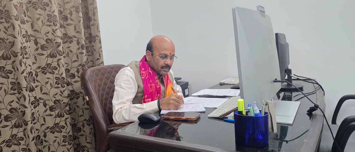 HarishD_BJP's tweet photo. आज अपने प्रभार के प्रदेश असम भाजपा की एक वर्चुअल बैठक माननीय प्रदेश अध्यक्ष श्री दिलीप सैकिया जी की अध्यक्षता में संपन्न हुई। बैठक में आगामी कार्यक्रमों, विशेषकर "हर घर तिरंगा" एवं "तिरंगा यात्रा" अभियान की तैयारियों एवं सफल क्रियान्वयन को लेकर विस्तृत चर्चा हुई।

बैठक में प्रमुख रूप से प्रदेश महामंत्री (संगठन) आदरणीय श्री रविंद्र राजू जी सहित राज्य पदाधिकारी, सभी प्रदेश मोर्चों के अध्यक्ष, माननीय सांसदगण, मंत्रीगण एवं विधायकगण, जिला अध्यक्ष, जिला प्रभारी एवं सह-प्रभारी तथा तिरंगा यात्रा हेतु गठित तीन सदस्यीय जिला टीमें उपस्थित रहीं।

बैठक में सभी पदाधिकारियों एवं कार्यकर्ताओं से अभियान को जन-जन का उत्सव बनाते हुए अधिकतम जनभागीदारी सुनिश्चित करने तथा प्रत्येक मंडल एवं जिले में भव्य तिरंगा यात्रा एवं हर घर तिरंगा अभियान को सफल बनाने का आह्वान किया गया।@blsanthosh