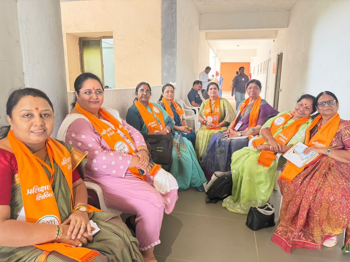 BoghawalaHemali's tweet photo. આજે કલોલ ખાતે પંડિત દીનદયાળ ઉપાધ્યાય પ્રશિક્ષણ મહાઅભિયાન અંતર્ગત યોજાયેલી જિલ્લા-મહાનગર પ્રશિક્ષણ વર્ગ સંદર્ભે પ્રશિક્ષક પ્રશિક્ષણ કાર્યશાળા તથા આયોજન બેઠકમાં ઉપસ્થિત રહેવાનો અવસર મળ્યો.

પ્રદેશ અધ્યક્ષ શ્રી @iJagdishBJP અધ્યક્ષસ્થાને તથા પ્રદેશ સંગઠન મહામંત્રી શ્રી @ratnakar273 વિશેષ માર્ગદર્શન હેઠળ યોજાયેલી આ કાર્યશાળાએ સંગઠનને વધુ મજબૂત બનાવવા, કાર્યકર્તાઓના વૈચારિક અને સંગઠનાત્મક સશક્તિકરણ માટે મહત્વપૂર્ણ દિશા દર્શાવી.

@blsanthosh 
@ArunSinghbjp 
@Dchautala 

#BJPGujarat #PanditDeendayalUpadhyay #PrashikshanMahabhiyan #ViksitBharat