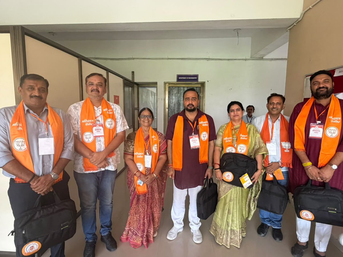 BoghawalaHemali's tweet photo. આજે કલોલ ખાતે પંડિત દીનદયાળ ઉપાધ્યાય પ્રશિક્ષણ મહાઅભિયાન અંતર્ગત યોજાયેલી જિલ્લા-મહાનગર પ્રશિક્ષણ વર્ગ સંદર્ભે પ્રશિક્ષક પ્રશિક્ષણ કાર્યશાળા તથા આયોજન બેઠકમાં ઉપસ્થિત રહેવાનો અવસર મળ્યો.

પ્રદેશ અધ્યક્ષ શ્રી @iJagdishBJP અધ્યક્ષસ્થાને તથા પ્રદેશ સંગઠન મહામંત્રી શ્રી @ratnakar273 વિશેષ માર્ગદર્શન હેઠળ યોજાયેલી આ કાર્યશાળાએ સંગઠનને વધુ મજબૂત બનાવવા, કાર્યકર્તાઓના વૈચારિક અને સંગઠનાત્મક સશક્તિકરણ માટે મહત્વપૂર્ણ દિશા દર્શાવી.

@blsanthosh 
@ArunSinghbjp 
@Dchautala 

#BJPGujarat #PanditDeendayalUpadhyay #PrashikshanMahabhiyan #ViksitBharat