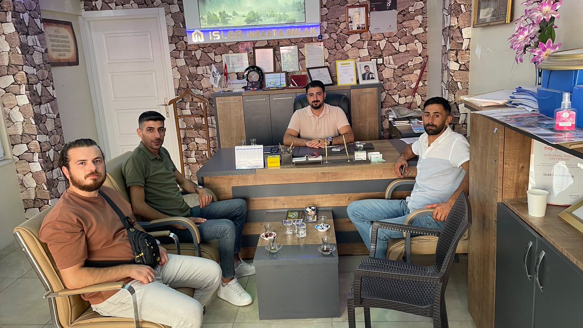 edremit_ak's tweet photo. 📍 Ziyaret

Gençlik Kolları Başkanımız Haşim Önen ve yürütme kurulu üyelerimiz ile birlikte, iş insanı Nurullah İşler’i ofisinde ziyaret ettik.

Nazik misafirperverliği dolayısıyla kendisine teşekkür ediyor, çalışmalarında başarılar diliyoruz. https://t.co/8yViBrJwoX