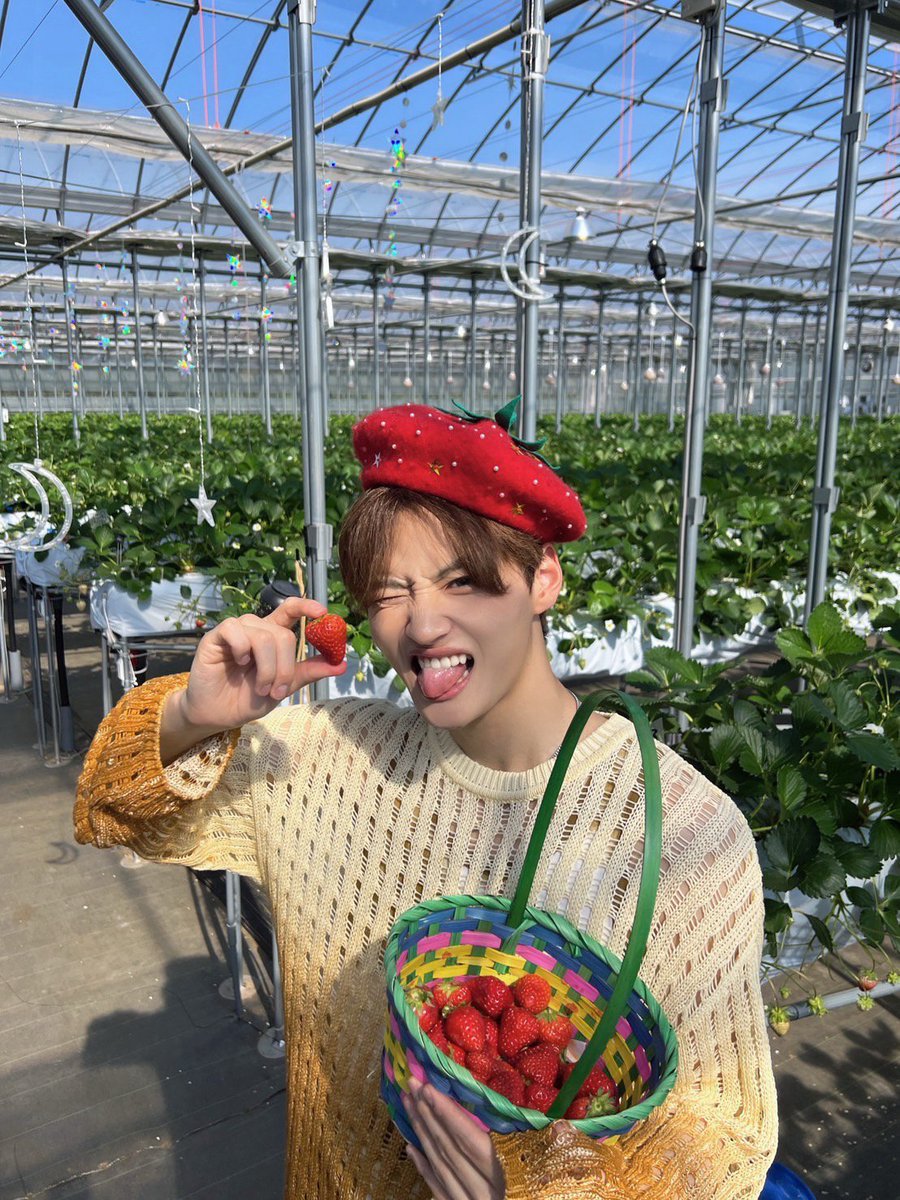 official_DXTEEN's tweet photo. [#大久保波留]
こうしん23歳おめでとう🥳

おニーサンになっても、かっこよくて、かわいくて、面白いこうしんでいてね
そんなこうしんの良さが全部詰め込まれてる一枚🍓��

#香信が世界で1番やさしい

#HAPPYKOSHINDAY
#DXTEEN #OKUBONALU https://t.co/JMb1Bio0c2