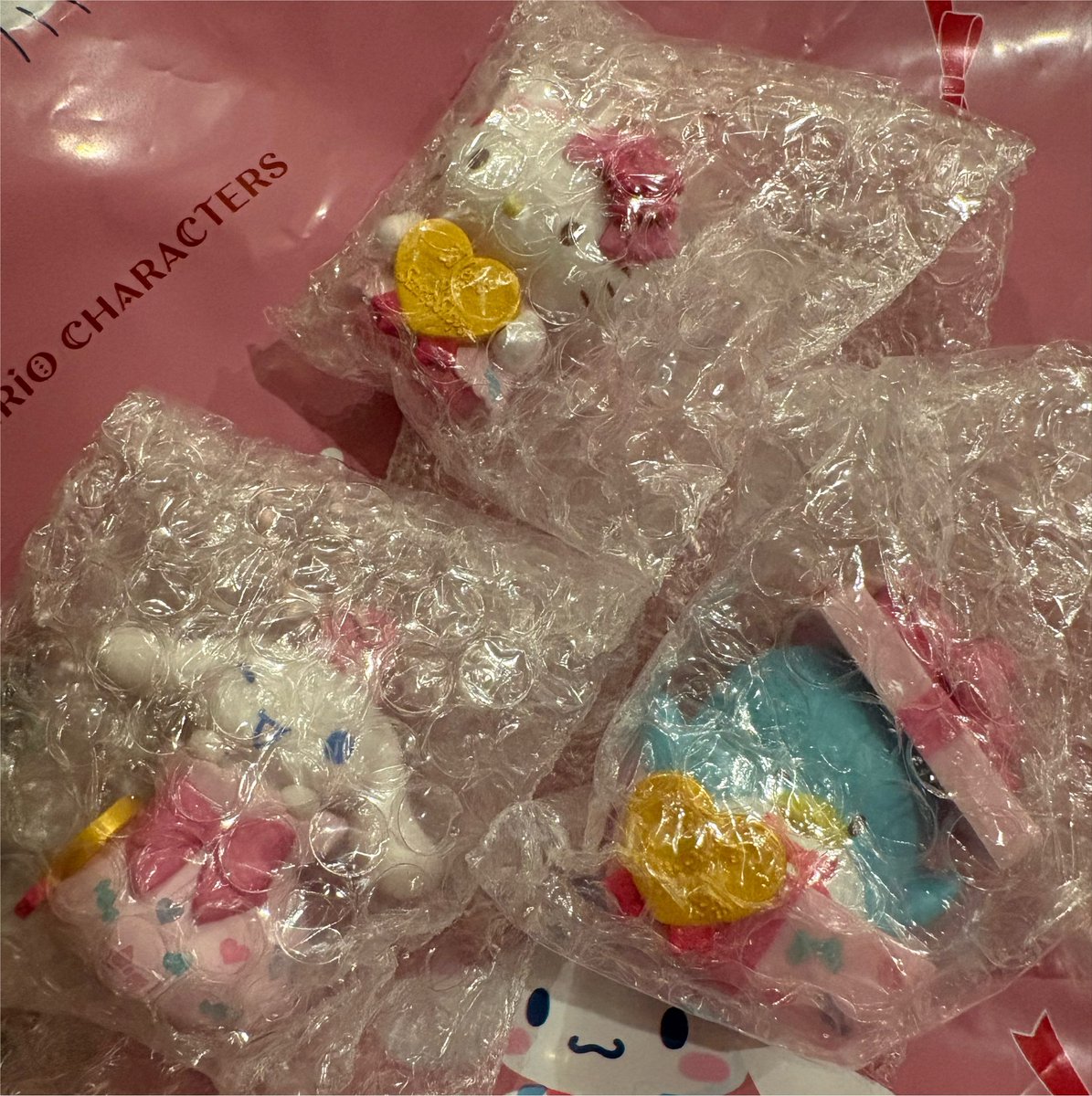 uuch00's tweet photo. 【交換】サンリオ シークレットマスコット 55周年 ラッピングペーパーデザイン

求 ペックル

譲 キティ シナモン タキシードサム

📮郵送交換希望
お気軽にお声かけください https://t.co/vPNCWu9wR1