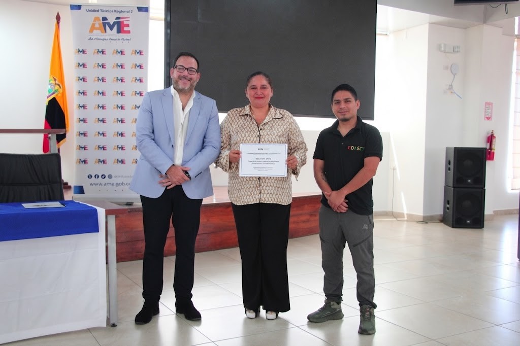 AMEcuador's tweet photo. ¡Transformando la gestión pública local!

En representación de la presidenta de la AME, @YuriColoradoEsm, la presidenta de la UTR 2 y alcaldesa de Carlos Julio Arosemena Tola, participó del taller sobre "Desafíos y tendencias para transformar la gestión pública local en Ecuador".

Esta capacitación, dictada por un experto docente de la UNIR (Universidad Internacional de La Rioja), estuvo dirigida a los funcionarios de los 17 municipios de las provincias de Napo, Pichincha y Orellana, impulsando la innovación y el desarrollo en los GADM.