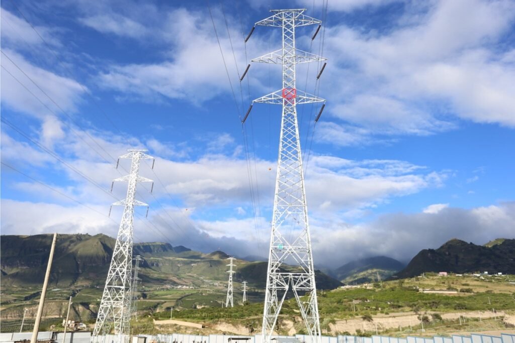 UrgenciaEcu's tweet photo. ⚫️ Colombia reactivó este 5 de agosto la exportación de energía eléctrica hacia Ecuador con un suministro de 8,6 GWh diarios, destinado a reforzar el sistema eléctrico ecuatoriano y cubrir parte de la demanda nacional. https://t.co/6QuVH37TAh