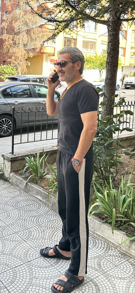 YetisogluErol's tweet photo. Rabbim ne kadar, neyi nasip etmişse, ona eyvallah.ötesi yok O yüzden hiçbir şey için çok fazla kasmaya gerek yok. Dünya bir gün o da bugün.ÇAKIR BAŞKAN selamları var BAKIN BİR DERDİNİZ
SIKINTINIZ FALAN
OLURSA BİLİYORSUNUZ UMURUMDA DEĞİL DEDİ😂🙋‍♂️👍 https://t.co/LmqyY1wQYW