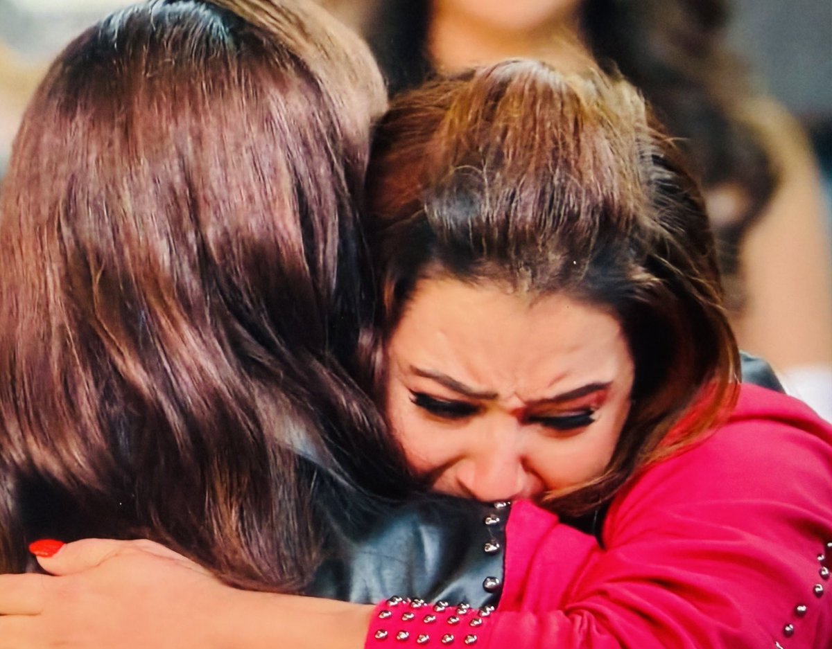 Im_AYAANBB13_'s tweet photo. Look at The joy on Shilpa Face when Shreya lifted the trophy. ❤️🏆

And the very First Thing Shreya did after winning? She ran straight to hug Shilpa. A truly heartwarming moment. 🥹

#ShreyaKalra #LockUpp2 https://t.co/UmQVWQ8sN2
