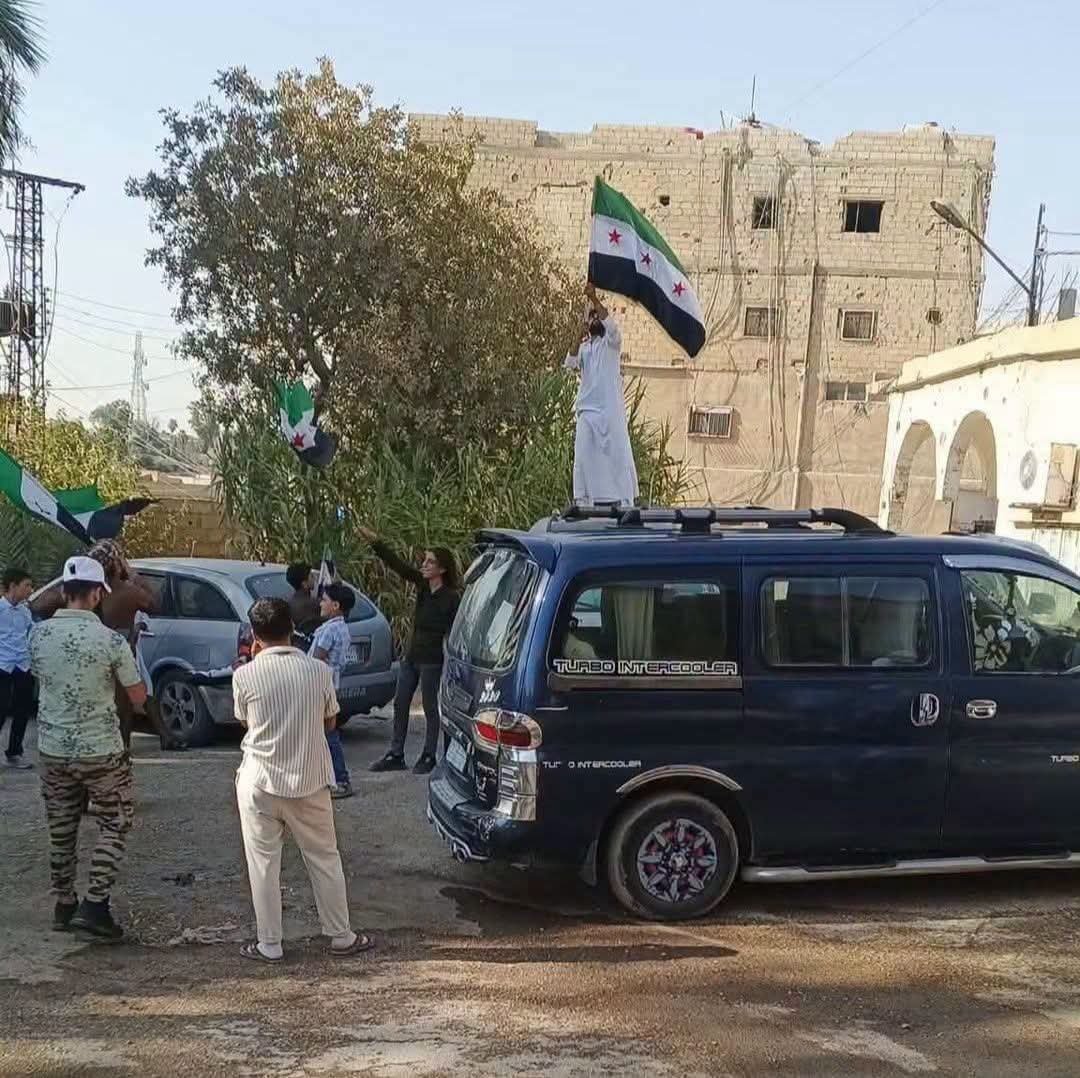 mcvmrrr's tweet photo. #الحسكة
ثوار مدينة الحسكة يخرجون عن صمتهم ويرفعون أعلام الجمهورية العربية السورية في شوارع المدينة احتفالا بقدوم ثوار المدينة الى وسط المدينة مع وفد حكومي 

على العشائر السورية في ارياف الحسكة المحررة ىفع الجاهزية والأستعاداد لمؤازرة ابنائهم في أحياء مدينة الحسكة بحال قامت مليشيات قسد الكردية بأطلاق النار على المحتفلين او حاولت اعتقال أحد منهم 

الحسكة عربية سورية حرة