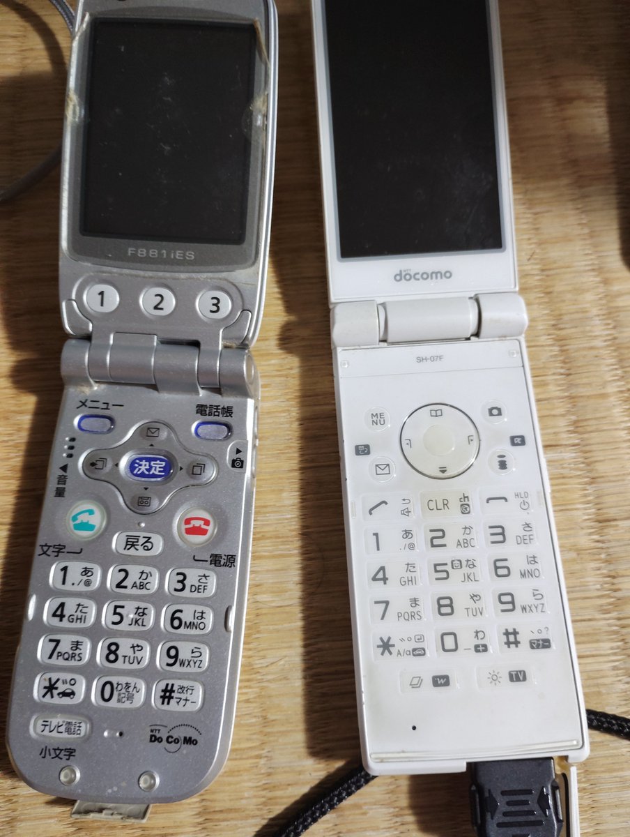 android19993's tweet photo. 今更んなっておかんが親父が昔使ってた携帯どうしたらいいのって渡してきて

奇跡的に充電ケーブルうちにあったから初期化したいけど電源はいらねえわ https://t.co/E1DUl5agRb