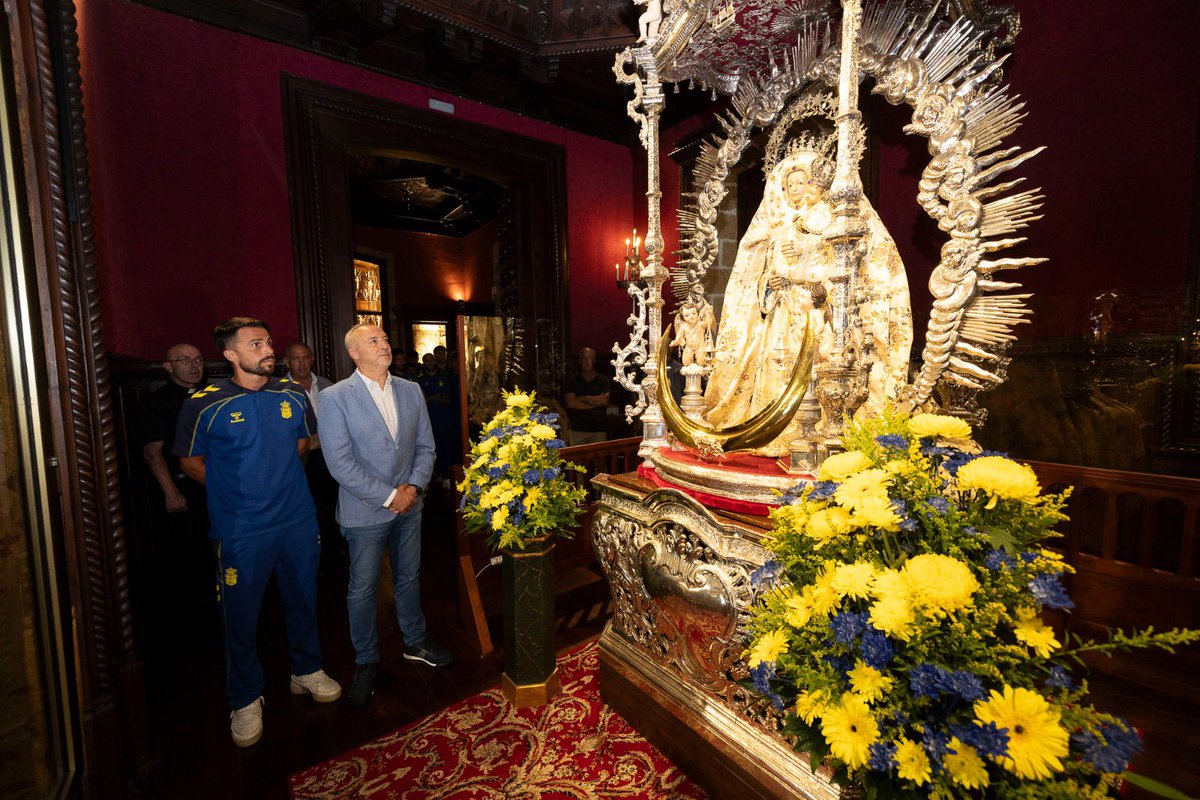 PresidenteUDLP's tweet photo. Antes de que comience una nueva temporada, hay citas que forman parte de la historia de nuestro club.

Hoy hemos visitado a la Virgen del Pino, acompañados por nuestra afición, para afrontar con ilusión el inicio de una nueva temporada.

Gracias a todos los que nos han acompañado en una cita tan especial 💛💙

#SienteLaUnión #LaUniónHaceLasPalmas