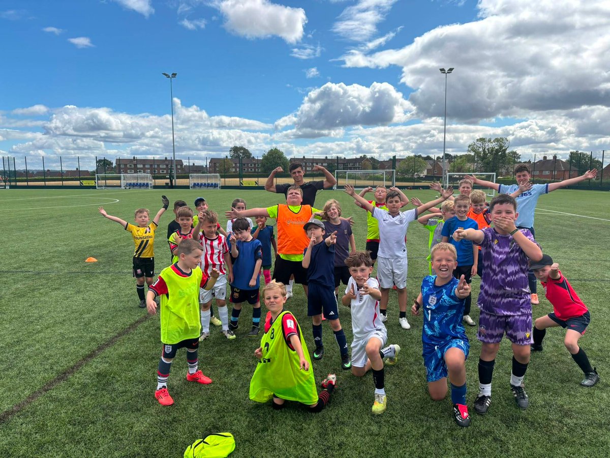 NewcastleTownFC's tweet photo. Another brill day here at Roe Lane! ⚽️

A huge thanks again to @lucawhitney9 for giving his expertise today!

Who was better - Joel or Luca? 👀

Want to know more? info@newcastletownfc.co.uk

🔵⚪️🏰

#Castle #LeadingTheLyme #TheCastle #SummerFootball #HolidayClub #GRG https://t.co/SNCn5vHmAS