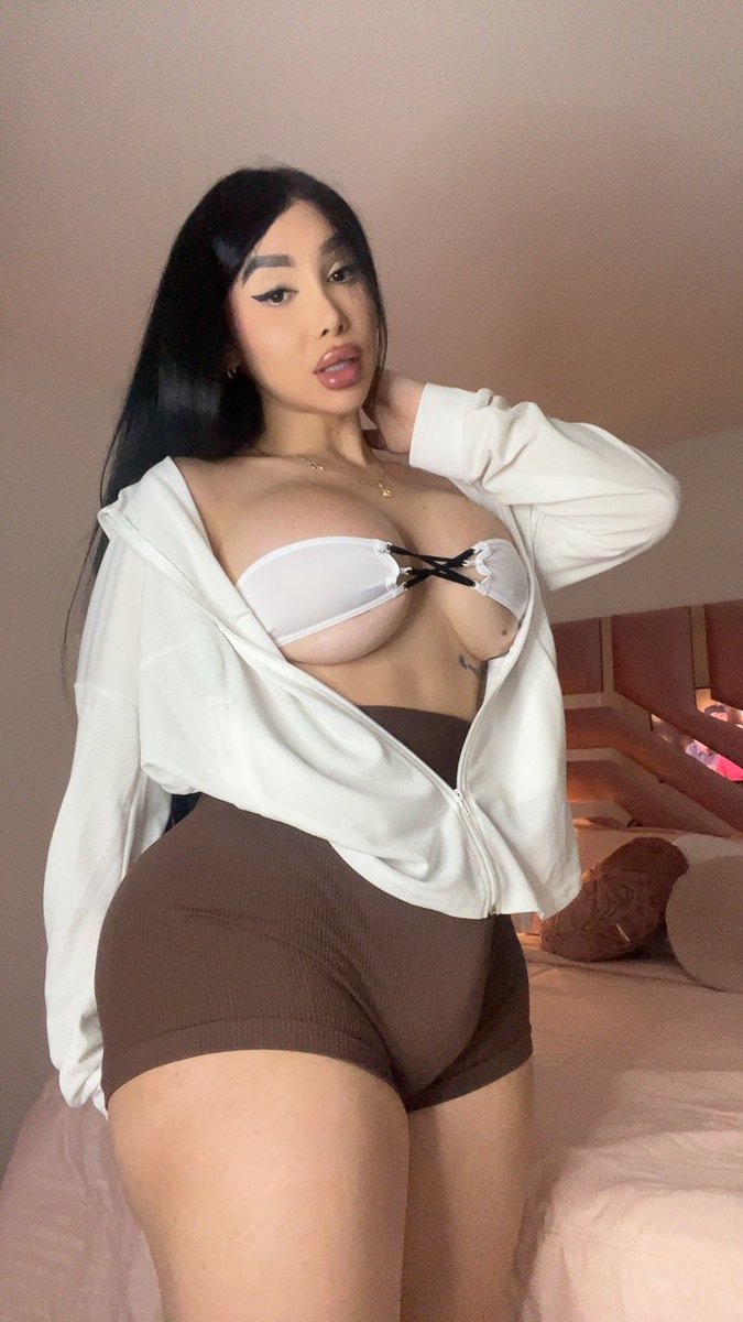 CloeWhite33's tweet photo. 5 mins in a room with me, what would you do? 😉 https://t.co/1BFWh9TEC4
