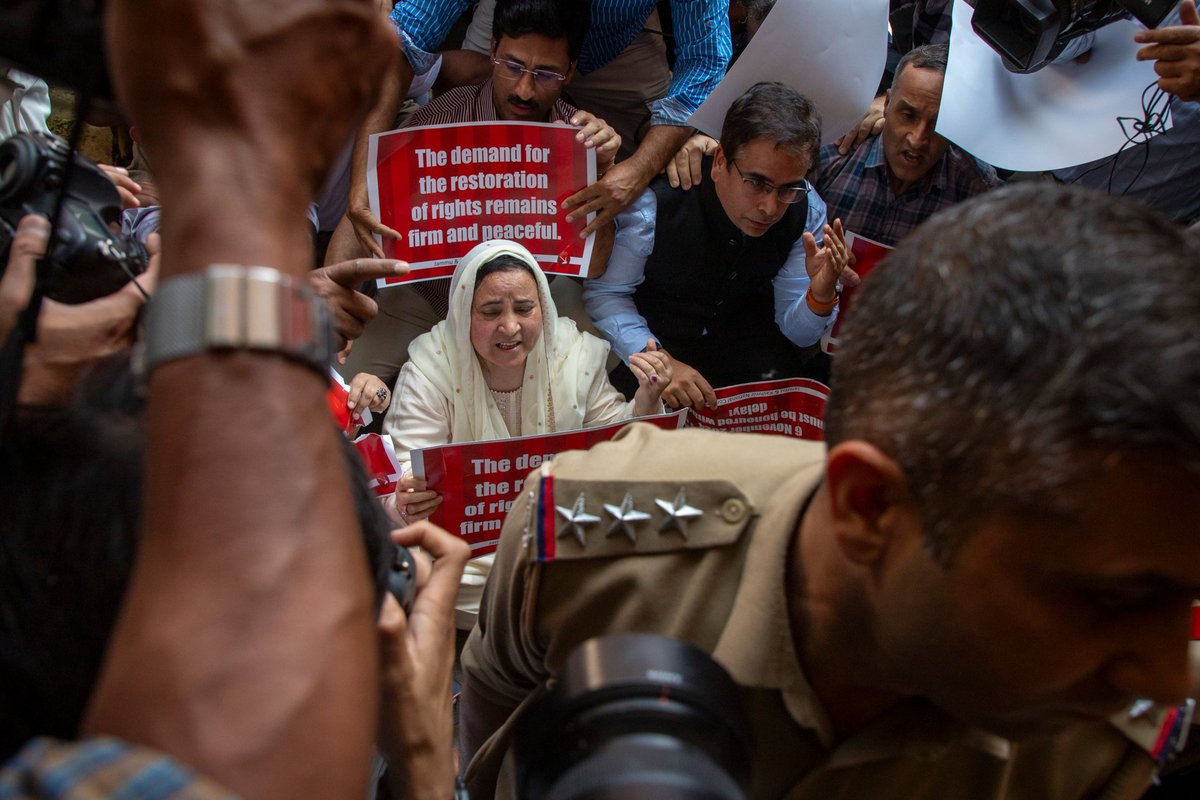 thenewsworld7's tweet photo. J&amp;K political parties protest on the seventh anniversary of the abrogation of Articles 370 and 35A, demanding restoration of constitutional guarantees and full statehood.

Photos By: Faisal Bashir 

#Article370 #Article35A #JammuAndKashmir #JKPolitics #Statehood https://t.co/oUnQhkiSsA