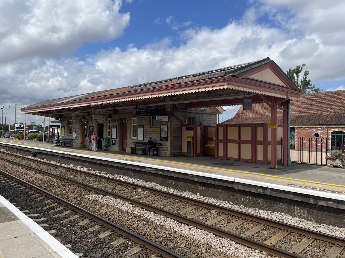 RailwayHeritage's tweet photo. To Castle Cary today to see the completed restoration by @GWRHelp and supported with a £275k grant from @railwayheritage. The level of transformation can't be underestimated &amp; the attention to detail is exemplary. Together with the next door Creamery, it's a destination station. https://t.co/74GfmdmxBr