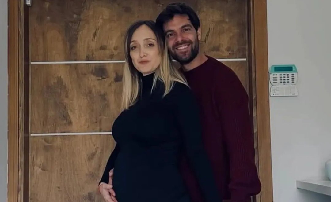 DIAZKARY's tweet photo. Ayer no fue un buen día para mí. Recién a última hora pude leer todo lo ocurrido con la senadora Anabel Fernández Sagasti. Es increíble cómo muchos terminaron adoptando las formas, el clima y la miserabilidad que hoy caracterizan al presidente y a su espacio político.

Jamás imaginé presenciar tantos ataques, acusaciones, injurias, burlas y tanta falta de empatía hacia una mujer, y especialmente hacia una mujer embarazada.
No encuentro ninguna justificación para lo ocurrido. No voy a entrar en detalles, pero todo lo que leí me revolvió el estómago. Es, lisa y llanamente, repudiable y condenable.
Fue una enorme muestra de misoginia, machismo y violencia. Porque sí: también la atacaron por ser mujer. No vi ese mismo nivel de agresividad contra quienes ya votaron a favor de leyes impulsadas por este gobierno. Ni siquiera algo parecido.

Intentaron negarle derechos que cualquier trabajador o trabajadora tiene. La hostigaron en redes sociales buscando forzar su renuncia. Las agresiones verbales y el acoso permanente no son inocuos: generan un enorme impacto emocional y pueden agravar los riesgos durante un embarazo.

Lo ocurrido con Anabel Fernández Sagasti constituye, además, una forma de discriminación vinculada al embarazo: un trato injusto hacia una trabajadora por el hecho de estar embarazada y ejercer derechos que la ley reconoce.
Y que haya sido justamente Victoria Villarruel quien tuviera un gesto de empatía, humanidad y sentido de justicia deja aún peor parados a quienes se dicen compañeros y eligieron atacarla. Ni siquiera después de conocida esa decisión cesaron las agresiones: continuaron con nuevas acusaciones infundadas.

Anabel Fernández Sagasti atravesó, hace menos de un año, la dolorosa pérdida de un embarazo avanzado durante una sesión en el recinto. Tuvo que ser Juliana Di Tullio quien revelara esa situación personal y dolorosa con la esperanza de frenar los ataques, incluidos los de muchos que se dicen peronistas. No alcanzó.
Que una mujer deba exponer una experiencia tan íntima y dolorosa para intentar aplacar el odio resulta vomitivo. Porque el odio siempre es repulsivo, venga de donde venga. Pero, en lo personal, me genera una decepción aún mayor cuando proviene de quienes se presentan como peronistas y terminan actuando con la misma lógica, o incluso peor, que aquellos a quienes dicen enfrentar.
Es lamentable ver hasta dónde han llegado algunos. Imperdonable.

Toda mi solidaridad y mi apoyo a la senadora Anabel Fernández Sagasti frente a todo lo que tuvo que padecer, simplemente por ser mujer y por estar embarazada.
Ninguna mujer debería ser atacada, humillada o perseguida por ninguna razón pero muchísimo menos por estar embarazada ni por ejercer los derechos que le corresponden.
Hay límites que nunca deberían cruzarse. Ayer, para muchos, esos límites dejaron de existir.

#argentina #CristinaLibre #LeyDeTierras