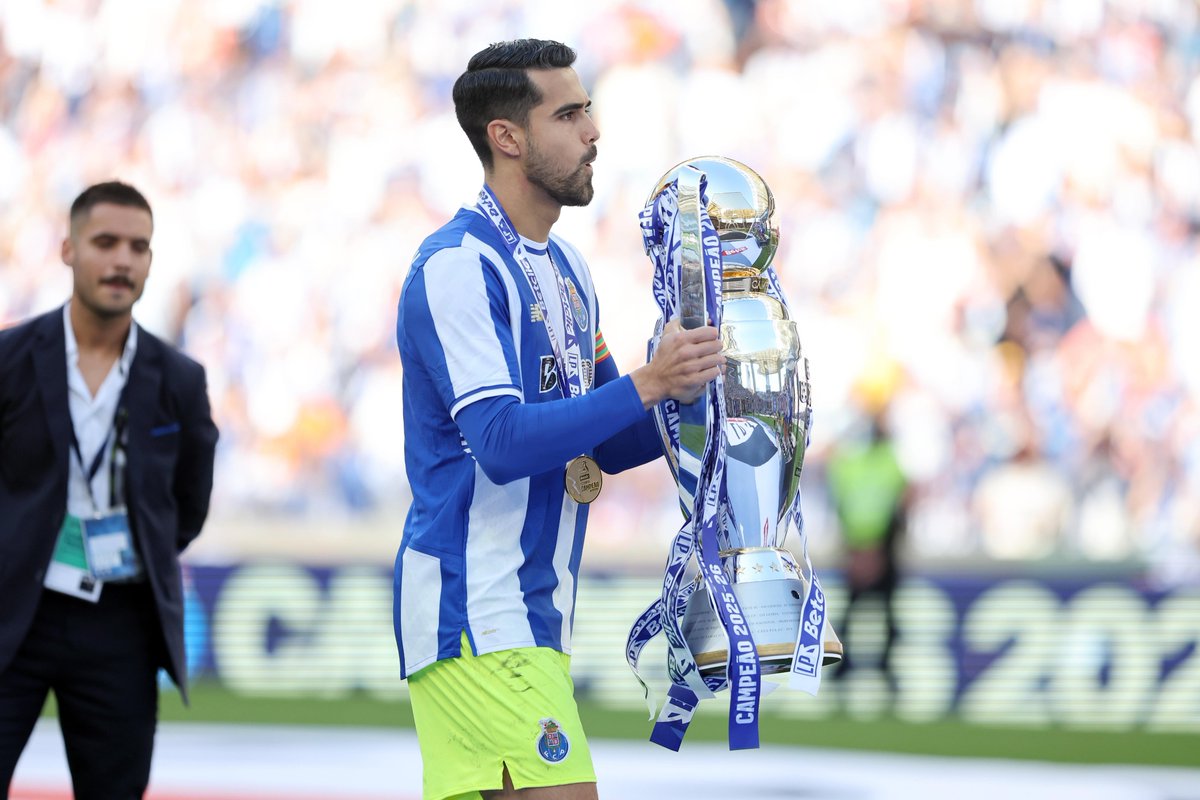 correbol's tweet photo. Lucho: o homem que me fez adorar o Porto
Quaresma: o jogador que ainda hoje gosto de ver highlights 
Moutinho: maior tratado de futebol que vi com a camisola do Porto
Diogo Costa: Il Capitano https://t.co/8B8Gl2nHYP