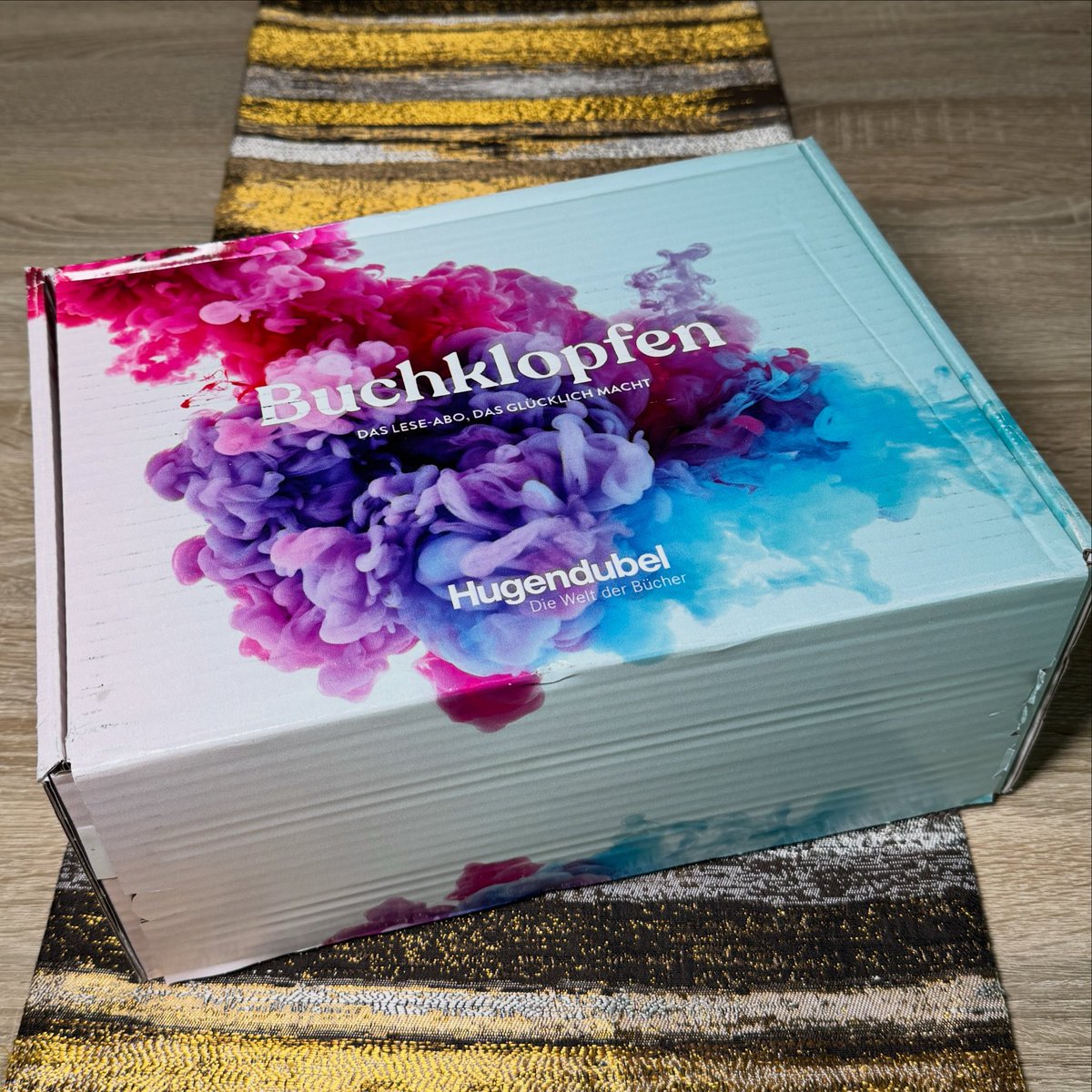 _cherrylein_'s tweet photo. Als absolute Leseratte musste ich mir die Buch-Überraschungsbox natürlich bestellen. 😉 Was alles drin war, könnt ihr euch in meinem Unboxing-Video ansehen! 📚📖 https://t.co/x6Hu1JmCn0 #buchklopfen #hugendubel https://t.co/uisGpLijSr